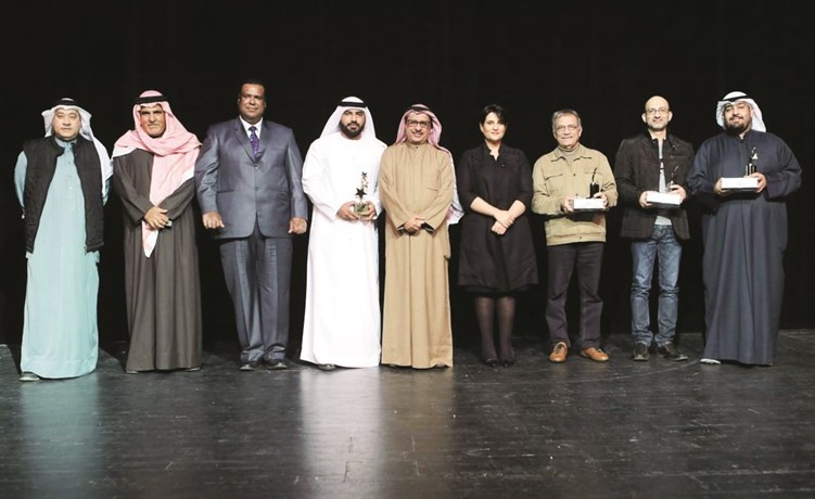 الشيخة هلا بنت محمد ورئيس المهرجان عبدالله ملك يتوسطان الفائزين ولجنة التحكيم ﻿