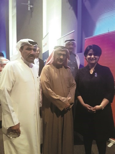 لقطة تجمع الشيخة هلا بنت محمد والفنان عبدالله ملك والأنباء﻿