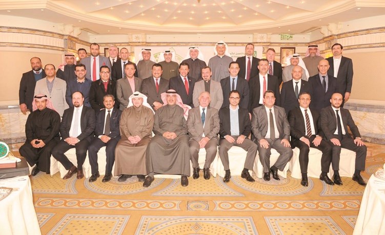لقطة جماعية للمكرمين ومسؤولي بيتك يتوسطهم مندني﻿