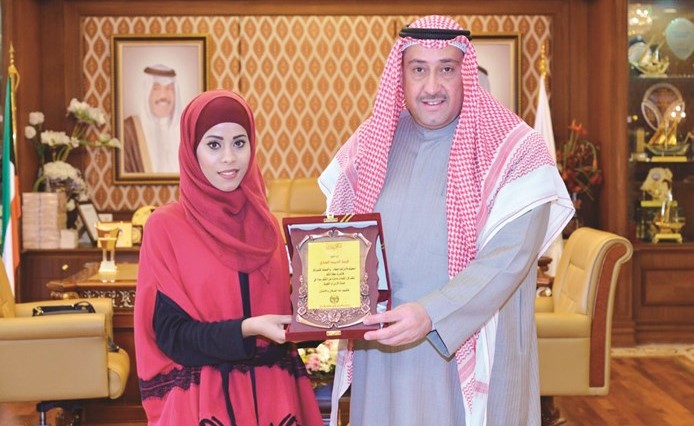 الشيخ فيصل الحمود يتلقى درعا تكريمية من سلسبيل صبيح﻿