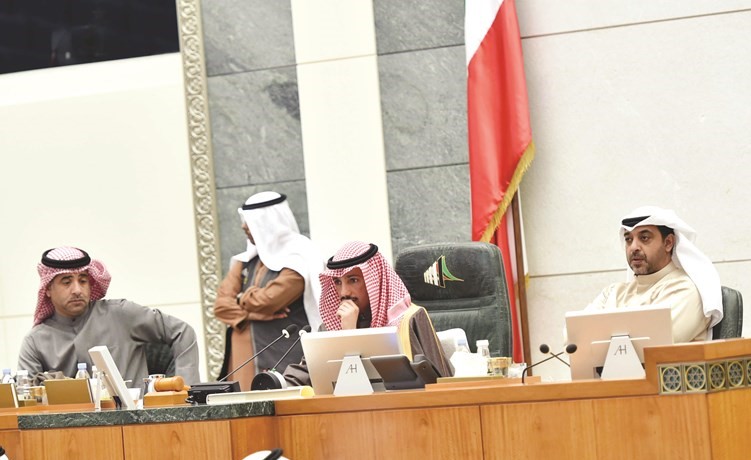رئيس مجلس الأمة مرزوق الغانم وأمين السر د.عودة الرويعي والشيخ محمد العبدالله أثناء الجلسة﻿