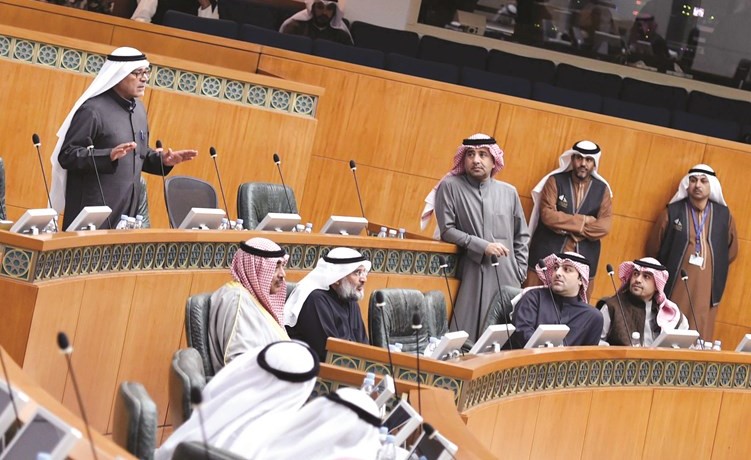 الشيخ صباح الخالد وعبدالرحمن المطوع وياسر أبل وأنس الصالح خلال الجلسة ويبدو صلاح خورشيد متحدثا﻿