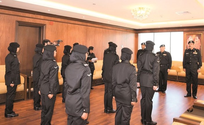 الفريق سليمان الفهد مستقبلا الدفعة الثامنة للشرطة النسائية ﻿