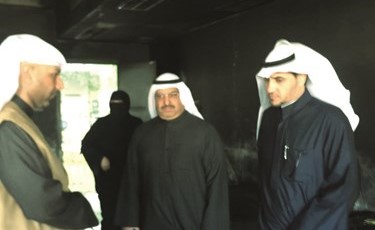 جاسم بوحمد ومسؤولو المنطقة في موقع الحريق﻿
