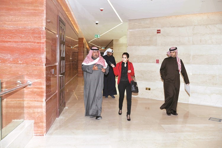 جانب من جولة الأنباء في المركز برفقة الشيخ ثامر العلي﻿