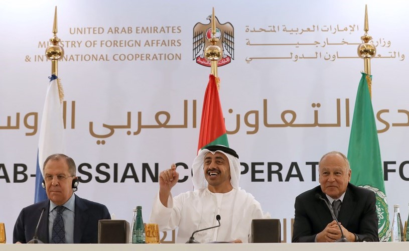سمو الشيخ عبدالله بن زايد آل نهيان وزير الخارجية والتعاون الدولي رئيس مجلس التعليم والموارد البشرية في مؤتمر صحافي مشترك مع نظيره الروسي سيرغي لاڤروڤ والامين العام لجامعة الدول العربية احمد ابو الغيط في ختام اعمال منتدى التعاون العربي ـ الروسي في ابوظبي			                 (أ.ف.پ)
