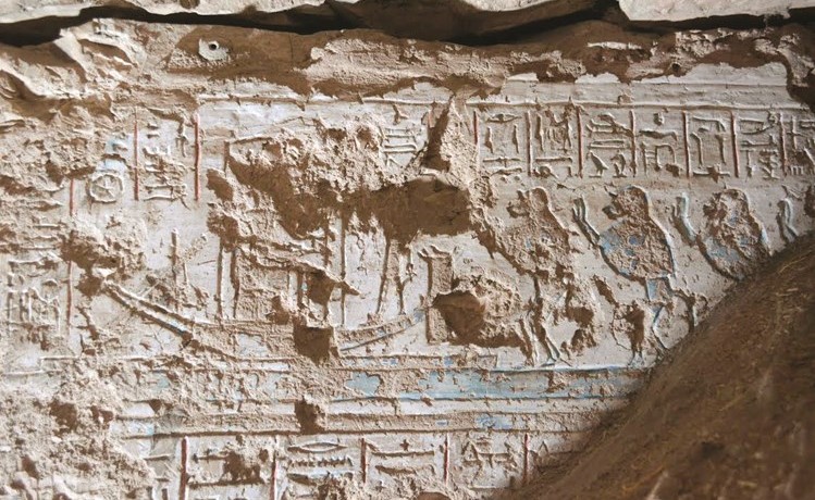 لقطة تظهر نقوشا وكتابة قديمة في مقبرة مكتشفة من عصر الراعامسة من قبل البعثة المصرية- اليابانية في الأقصر	 (أ.ف.پ)﻿