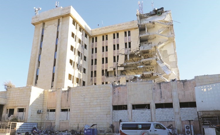 مبنى الهلال الاحمر الذي دمرت اجزاء منه بغارة جوية على ادلب امس 	(رويترز) ﻿