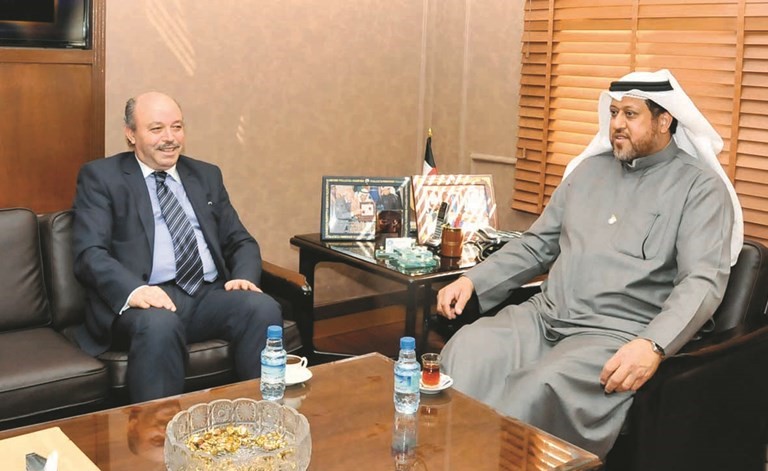 عبدالرحمن العون مستقبلا السفير الجزائري عبدالحميد عبداوي ﻿