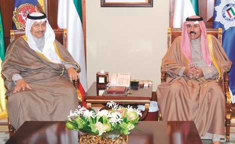 سمو ولي العهد الشيخ نواف الأحمد مستقبلا سمو الشيخ جابر المبارك﻿