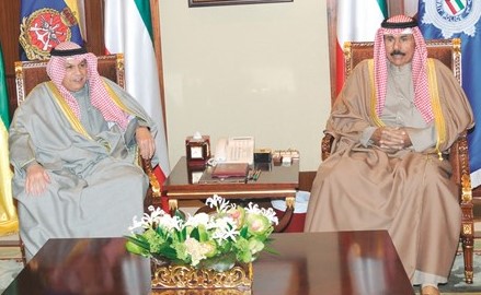 سمو ولي العهد الشيخ نواف الأحمد مستقبلا الشيخ خالد الجراح﻿