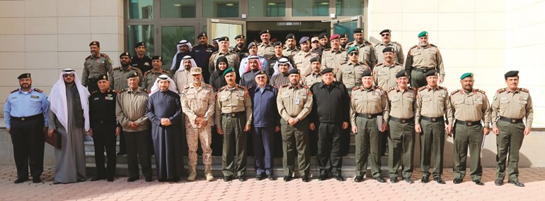 الفريق الركن محمد الخضر في صورة تذكارية مع المشاركين في المشروع﻿