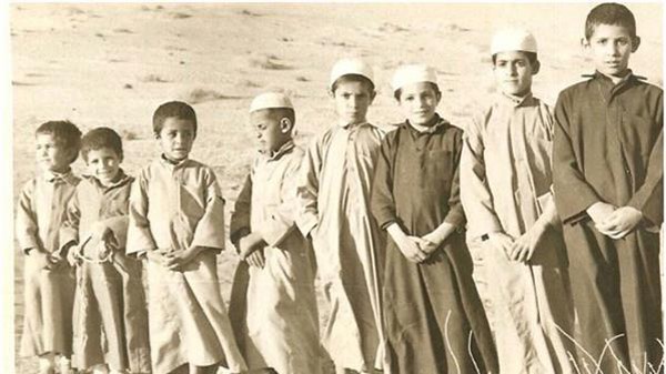صورتان لمجموعة من الأصدقاء في السعودية قديماً وحديثاً.. الفرق بينهما 45 عاماً