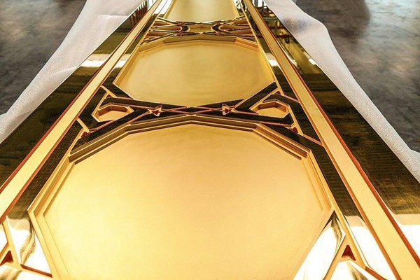 شاهد.. الصور الأولى للأبواب الزجاجية للمسجد الحرام.. صناعة ألمانية ومكسوة بالذهب الخالص