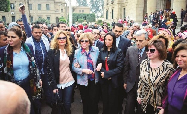 يسرا وإلهام شاهين والسفيرة ميرفت التلاوي في مقدمة المسيرة﻿