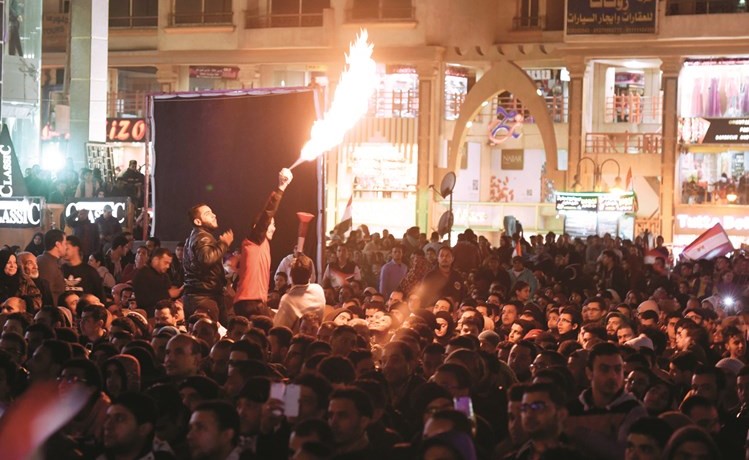 فرحة عارمة للشعب المصري في القاهرة عقب التأهل	    (رويترز)