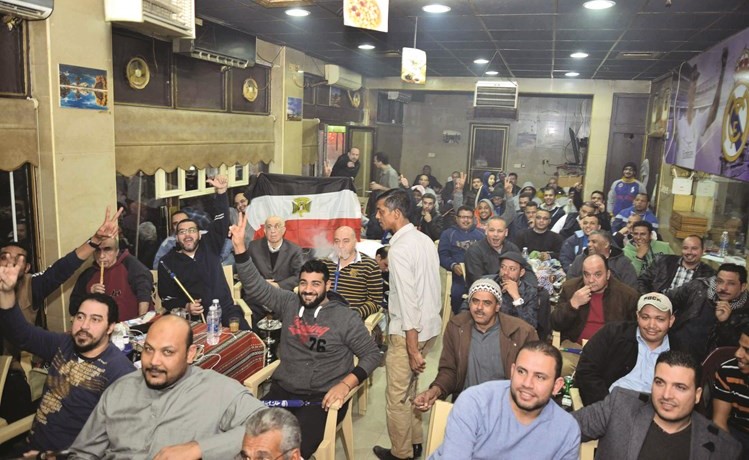 المقاهي في الكويت امتلأت بالزبائن لمتابعة لقاء مصر وبوركينا فاسو	(شانافاس قاسم) ﻿
