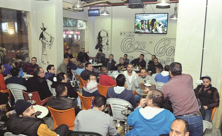 محبو المنتخب المصري احتشدوا في المقاهي بالكويت ﻿