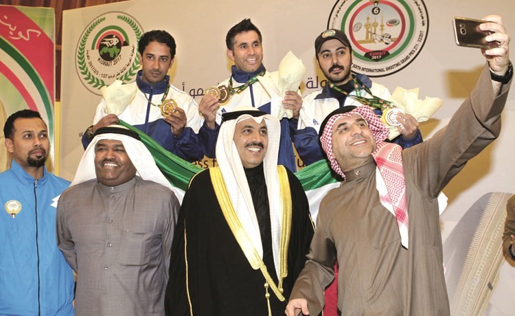 سيلفي من المقدم الإعلامي فريد دشتي مع العتيبي وأبطال الكويت﻿