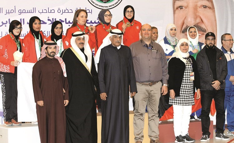 العتيبي والإبراهيم مع الفائزات بالمراكز الثلاثة الأولى ﻿