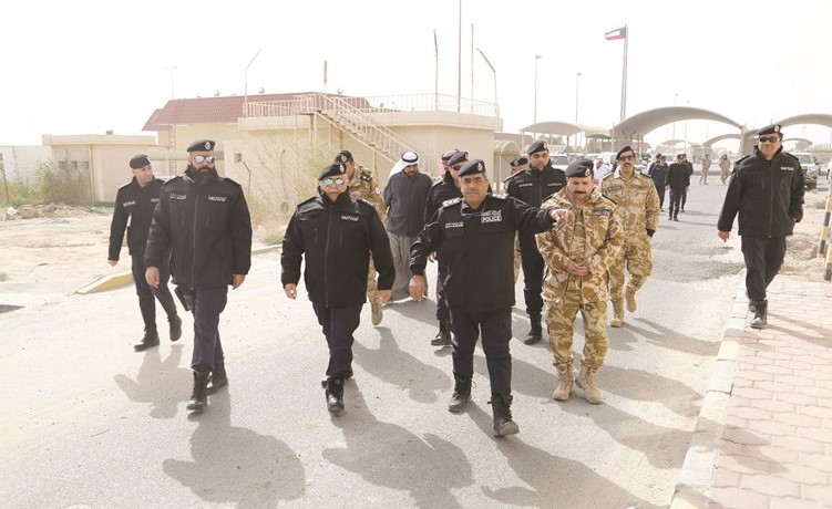 الفريق سليمان الفهد خلال جولته المفاجئة ويبدو إلى جواره العميد إياد الحداد﻿