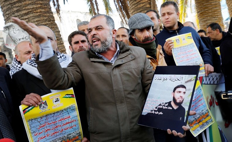 فلسطينيون يتظاهرون تضامنا مع الاسرى في سجون الاحتلال في النقب ونفحة	(رويترز)﻿