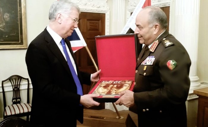 الفريق محمود حجازي يلتقي وزير الدفاع البريطاني ورئيس هيئة الأركان بلندن
