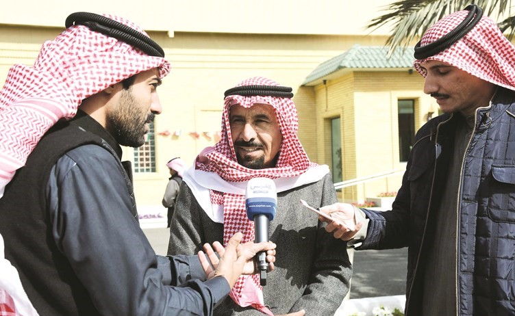الشيخ علي الجابر متحدثا للزميل عبدالله الراكان والإعلاميين﻿