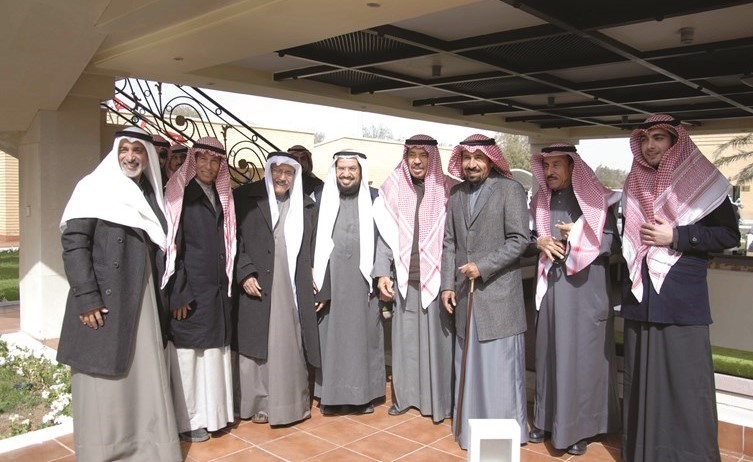 الشيخ علي الجابر وعدد من الحضور﻿