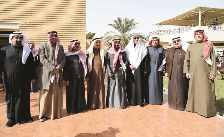 الشيخ علي الجابر متوسطا عددا من أصحاب الدواوين والضيوف ﻿