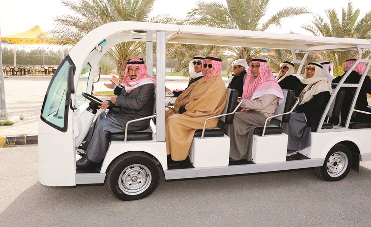 الشيخ علي الجابر مصطحبا ضيوفه بجولة في عزايز﻿