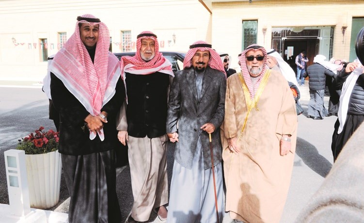 د.خالد المذكور وعدد من الحضور﻿