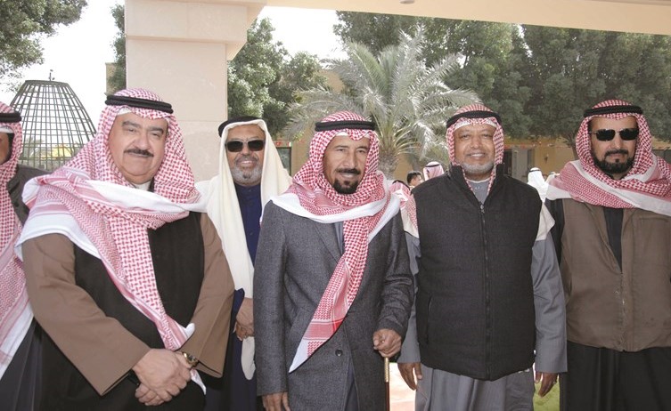 دعيج الشمري والفريق م.ثابت المهنا مع الشيخ علي الجابر وبعض الحضور﻿