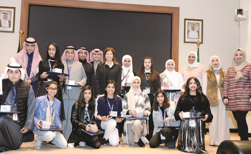 د.سميرة السيد عمر مع عدد من المشاركين في لقطة تذكارية﻿