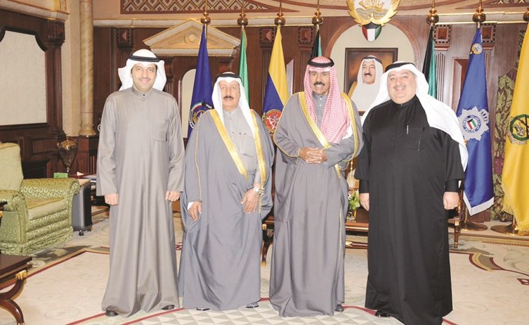 سمو ولي العهد الشيخ نواف الأحمد مستقبلا جواد بوخمسين ود.عماد بوخمسين وأنور بوخمسين﻿
