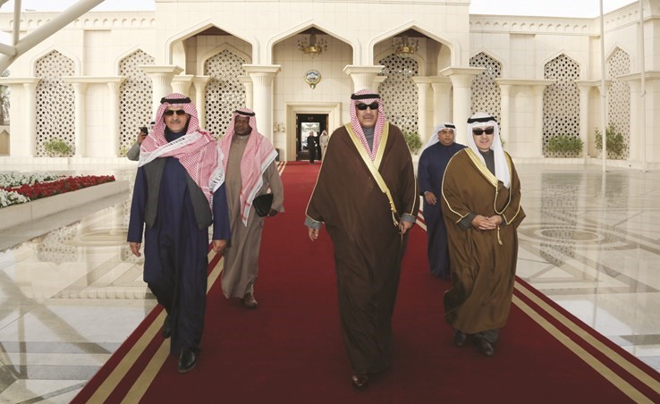 الشيخ صباح الخالد لدى مغادرته إلى دولة الإمارات ويبدو الشيخ د.أحمد ناصر المحمد وضاري العجران﻿