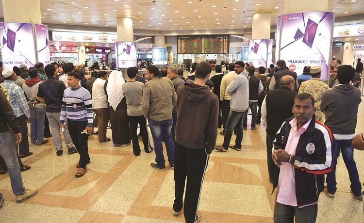 أعداد من المتواجدين يستقبلون ذويهم	(قاسم باشا)﻿