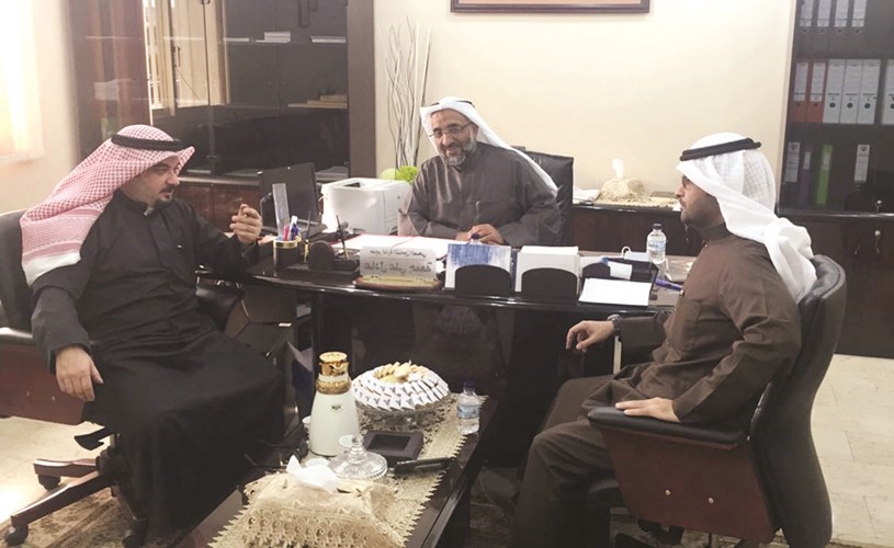  د.محمود العبدالهادي خلال اجتماعه مع مدير التأمين الصحي عادل جمعة ورئيس قسم مراكز التسجيل نادر العجمي﻿