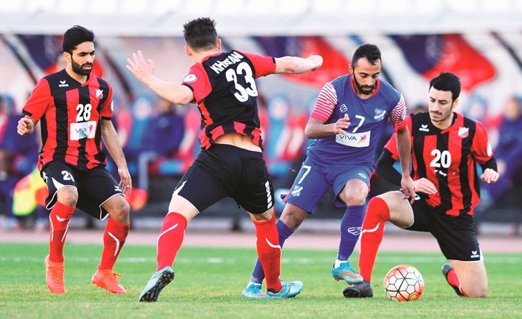 لاعب التضامن حمد أمان يمر من مدافعي خيطان خلال المباراة	(الأزرق.كوم) ﻿