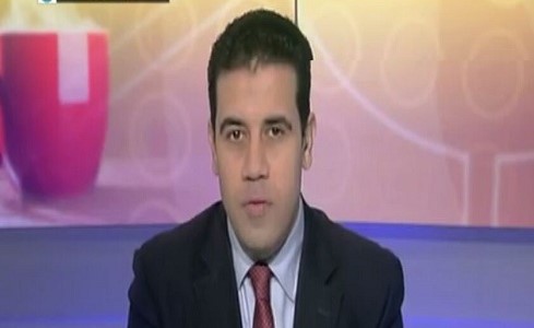 بالفيديو.. طفل يفاجئ والده مذيع « الجزيرة » باتصال على الهواء مباشرة