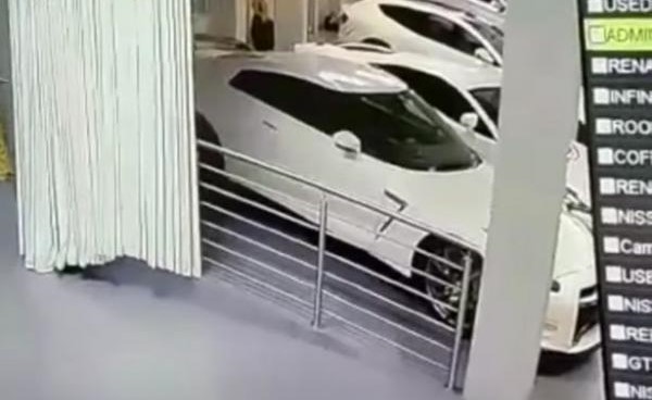 بالفيديو.. لصوص يخدعون نظام الإنذار في معرض للسيارات بزحفهم على الارض