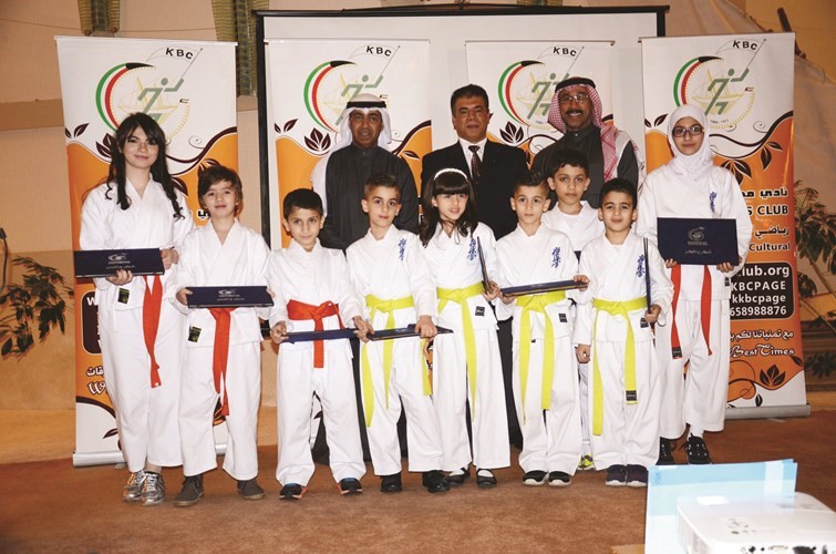 د.حمد الحساوي والكابتن محمد شعراوي وفاضل المندي في لقطة مع لاعبي الكاراتيه﻿
