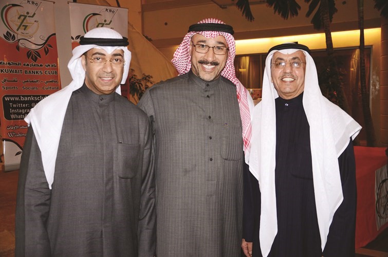د.حمد الحساوي يتوسط فوزي الثنيان وفاضل المندي﻿