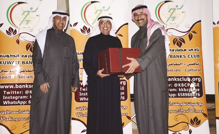 د.حمد الحساوي وفاضل المندي يكرمان فوزي الثنيان﻿