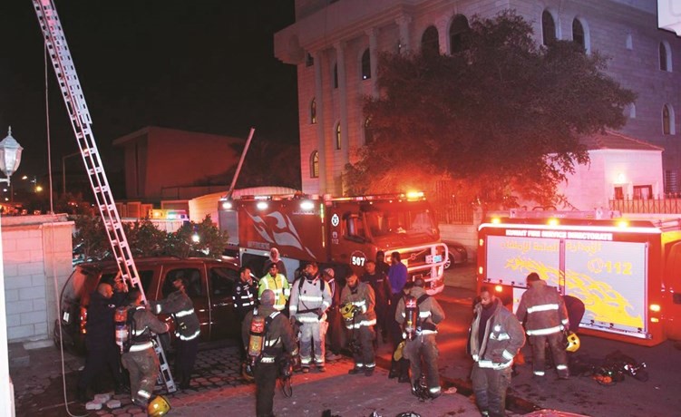 رجال الإطفاء يكافحون الحريق﻿
