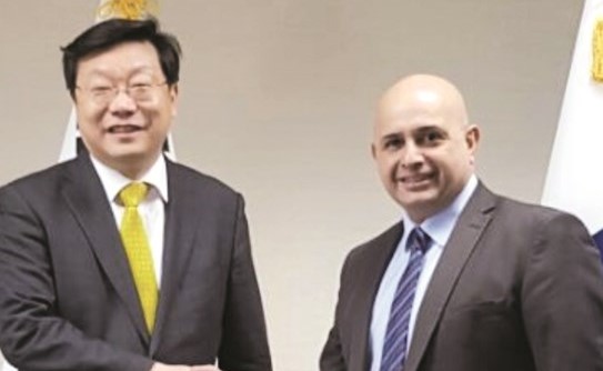 السفير بدر العوضي ووزير التجارة والصناعة والطاقة في كوريا الجنوبية جو هيونغ هوان ﻿