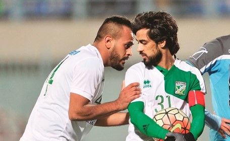 علي مقصيد وعبدالرحمن باني يتحدثان قبل تسديد احدى الكرات الثابتة﻿