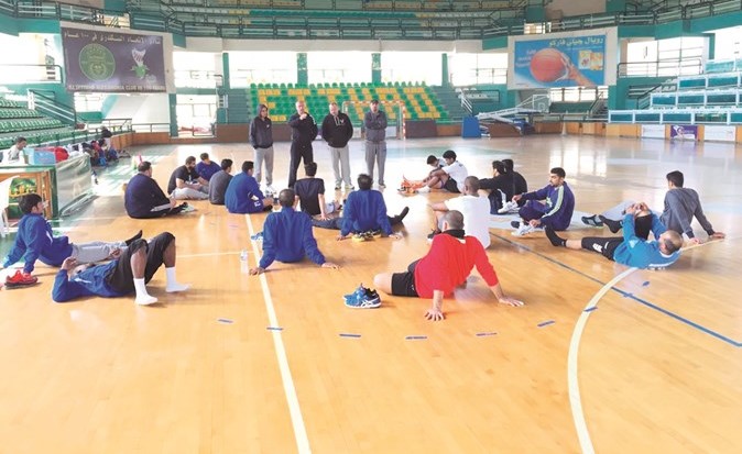 توجيه اللاعبين من قبل الجهاز الفني قبل انطلاق التدريبات﻿