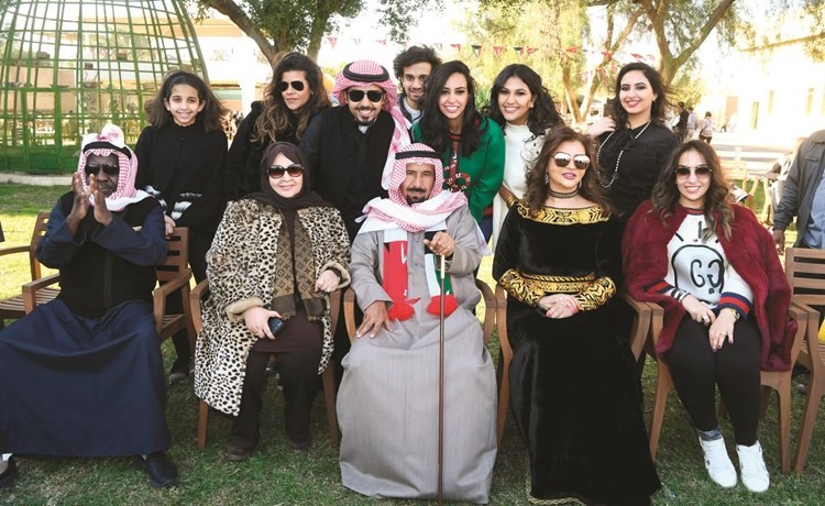 الشيخ علي الجابر متوسطا أفراد عائلته﻿
