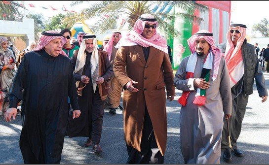 الشيخ صباح الخالد والشيخ علي الجابر وسفير السعودية د. عبدالعزيز الفايز وسفير البحرين الشيخ خليفة بن حمد آل خليفة في «عزايز» 	              (محمد هاشم)